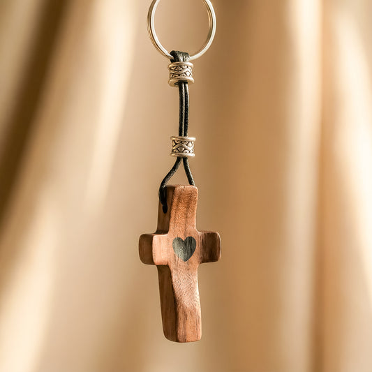 Llavero Cruz de Madera de Nogal con Corazón | Unión con Alma, Detalle con Significado
