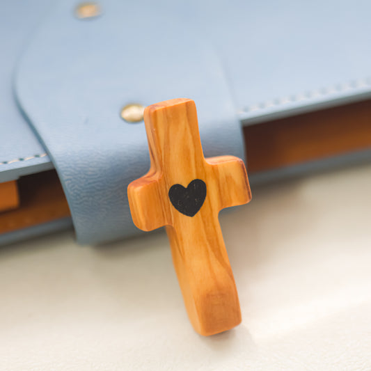 Cruz de Madera con Corazón | Un Detalle de Amor y Belleza