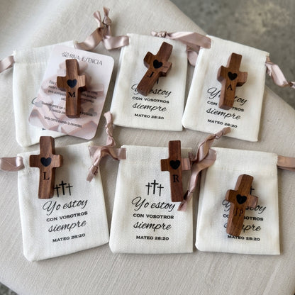 Cruz de Madera Grabada a Láser con Nombre y Inicial | Un Símbolo Único y Personal